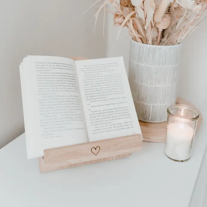 Dřevěný stojan na knížku Heart