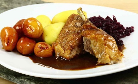 Dánská pečená kachna plněná jablky a švestkami – tu musíte vyzkoušet!