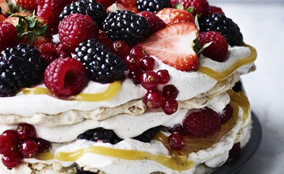 Oslavte Den nediet sněhovým dortem s oříšky a ovocem