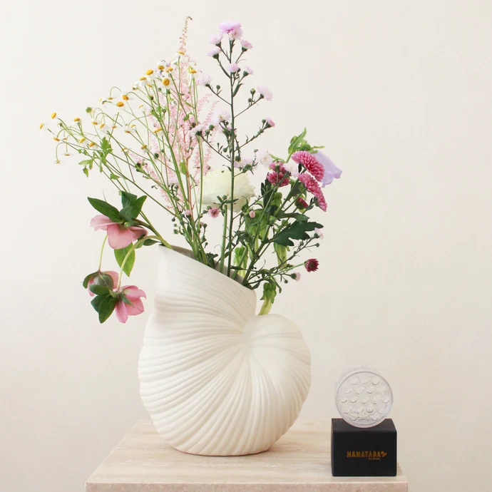 Ferm Living / Exkluzivní set: váza Shell Pot + aranžovací kroužek Hanataba