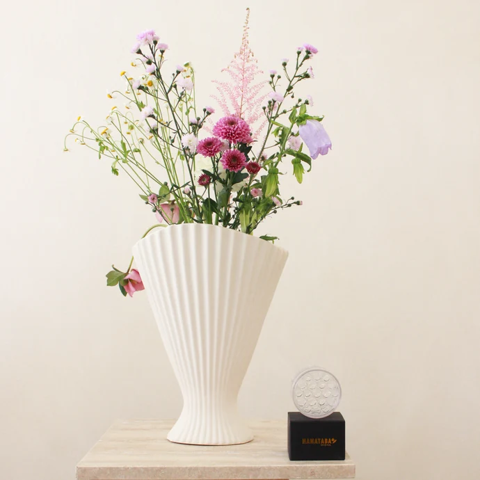 Ferm Living / Exkluzívny set: váza Fountain Off White + aranžovací krúžok Hanataba