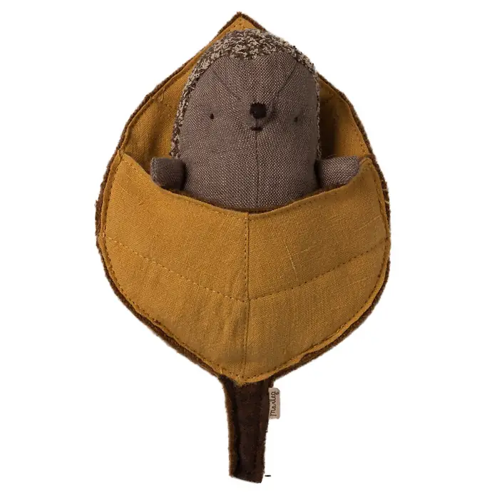 Maileg / Lněný ježek spící v listu Baby Hedgehog