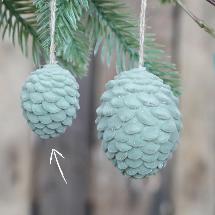 Chic Antique / Velurová vánoční ozdoba Pinecone Verte 4,5 cm