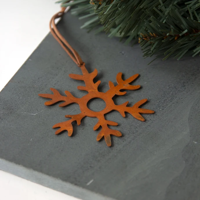 Pluto Design / Závesná dekorácia Rust Snowflake