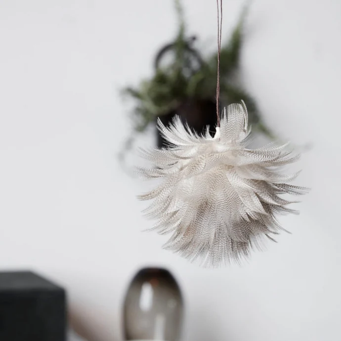 House Doctor / Vianočná ozdoba z peria Feather ball