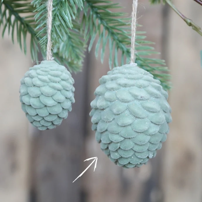 Chic Antique / Velúrová vianočná ozdoba Pinecone Verte 7,5 cm