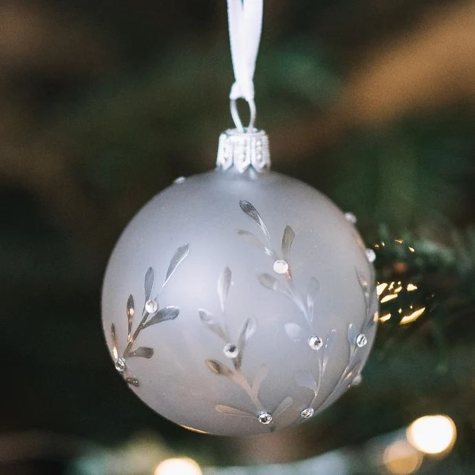 GLASSOR / Skleněná vánoční baňka Leaves Matt grey - 6 cm