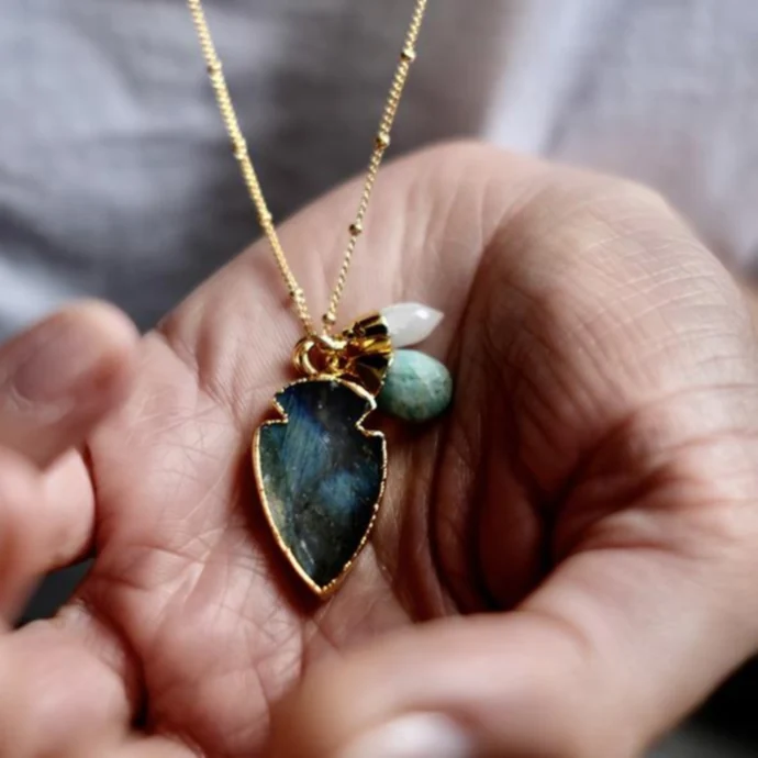 DECADORN / Pozlacený řetízek se třemi přívěsky Labradorite/Amazonite/Moonstone