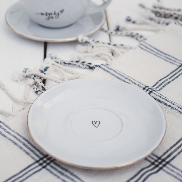 Porcelánový podšálek 15 cm - srdíčko uprostřed