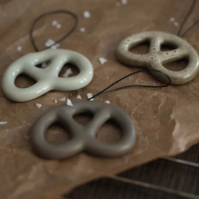 Keramická ozdoba Pretzel Dust
