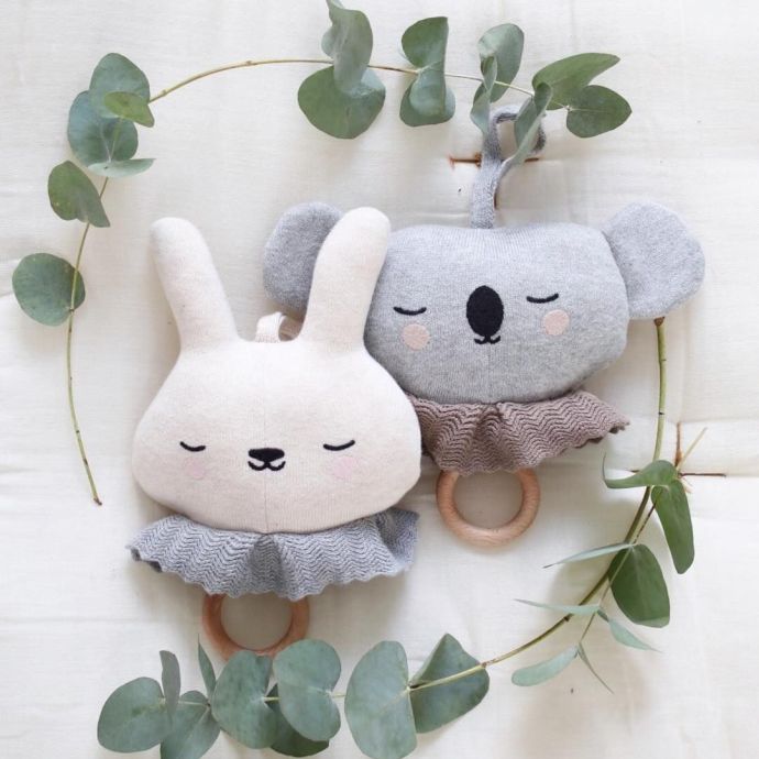 Závěsná pletená hračka Music Circus Bunny