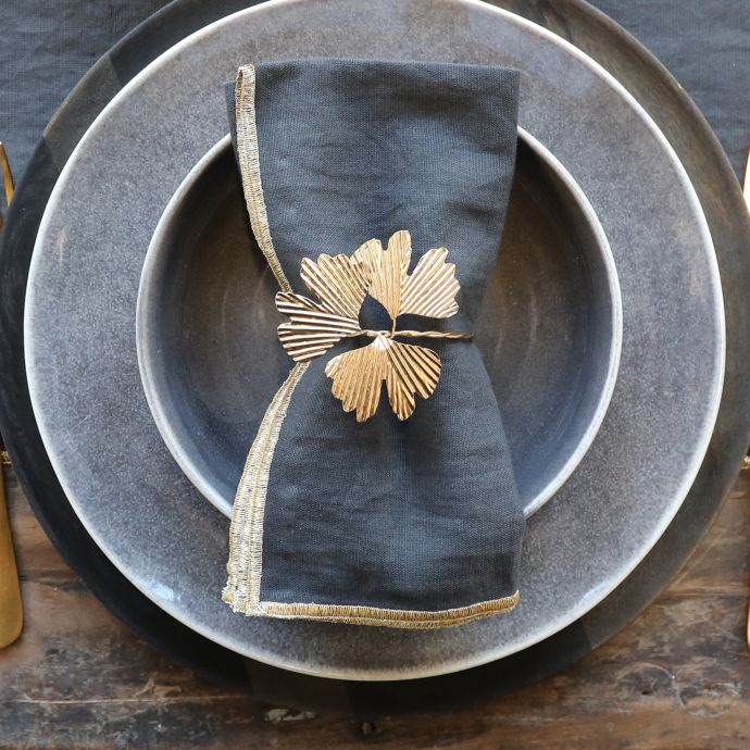 Kovový kroužek na ubrousky Antique Brass Leaves