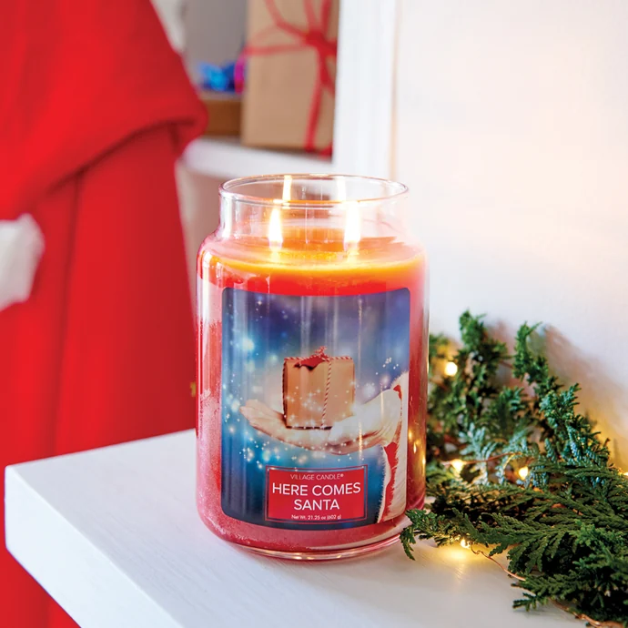 Svíčka Village Candle - Here Comes Santa 602 g