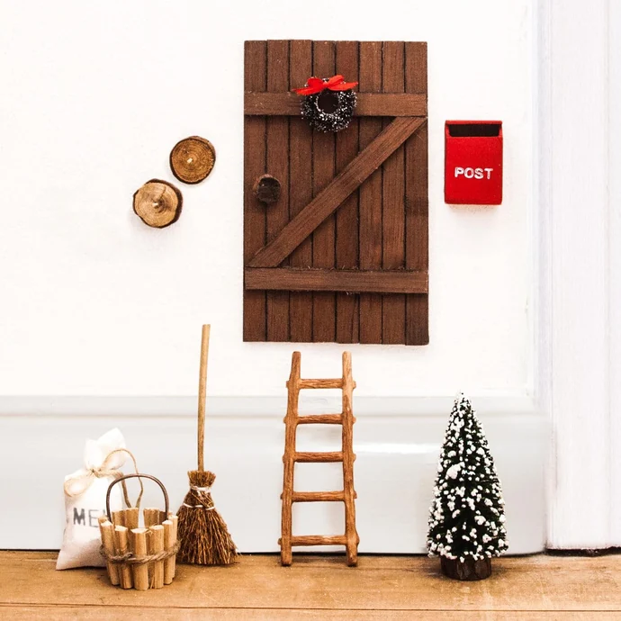 Dekorativní dvířka pro vánoční skřítky Nisse Door - set 8 ks