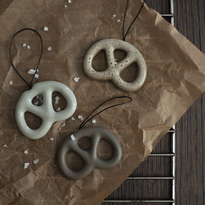 Keramická ozdoba Pretzel Beige