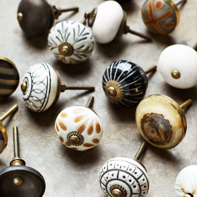 Úchytka Stoneware Off White/Black/Gold