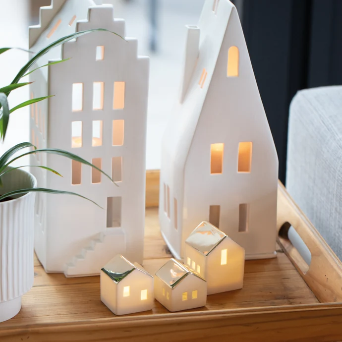 Porcelánový svícen dům Gable House 31,5 cm