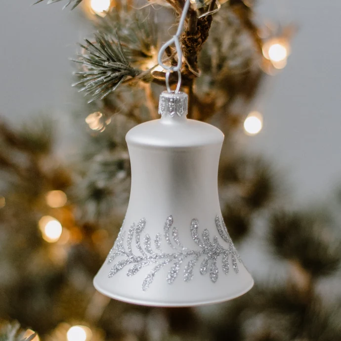 Skleněná vánoční ozdoba Silver Flowers - zvoneček