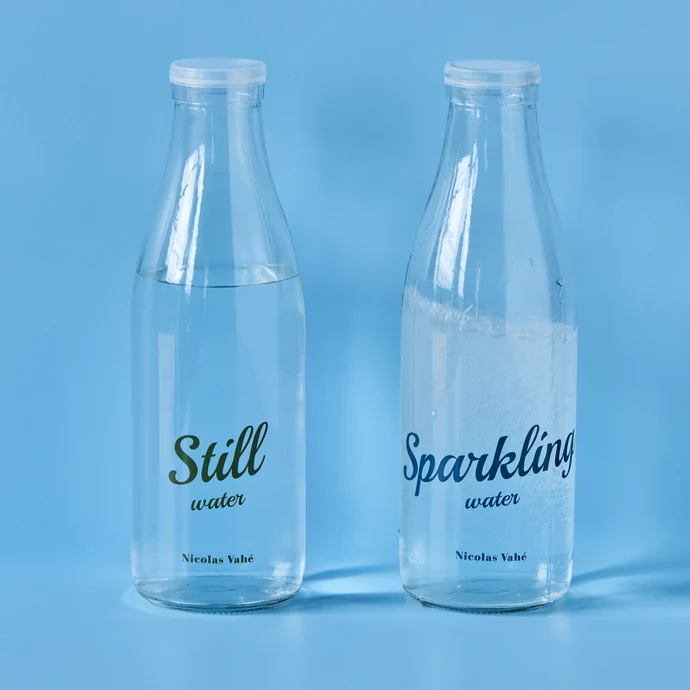 Skleněná lahev na vodu s nápisy Still / Sparkling  1 l
