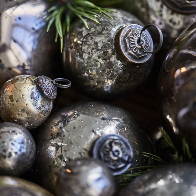 Vánoční baňka Pebbled Silver Look 8 cm