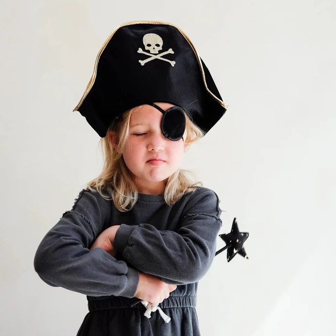 Pirátský klobouk a páska přes oko