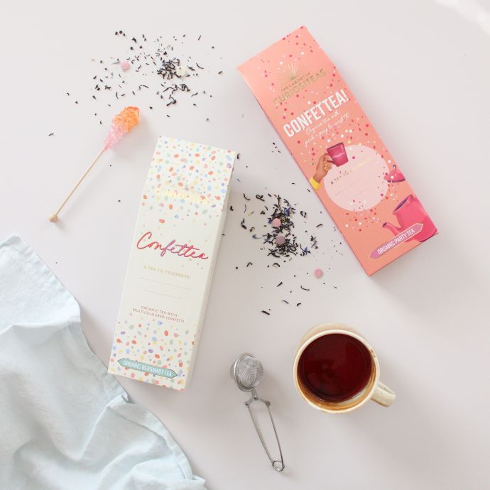 Organický černý čaj s rozpustnými konfetami Confettea Pink 75g + sítko