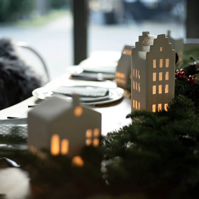 Porcelánový svícen domeček Gable House 20 cm