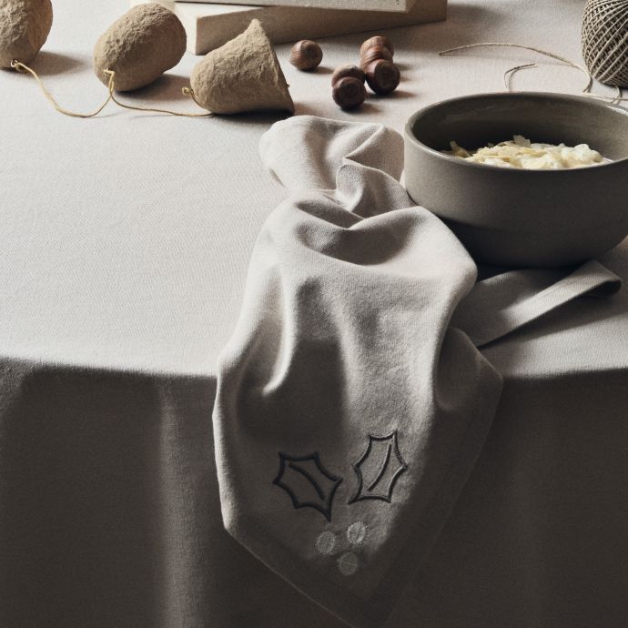 Vyšívaný ubrousek Fryd Light Warm Grey - set 4 ks