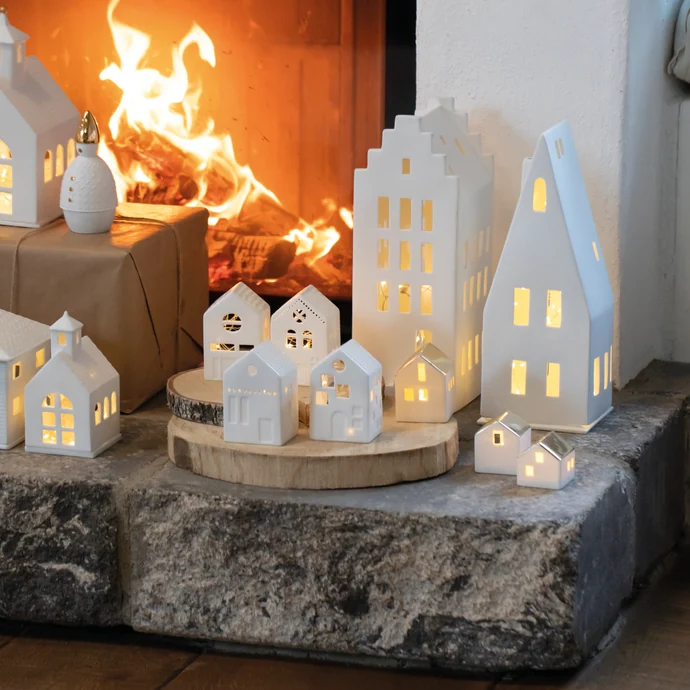 Porcelánový svícen dům Gable House 31,5 cm