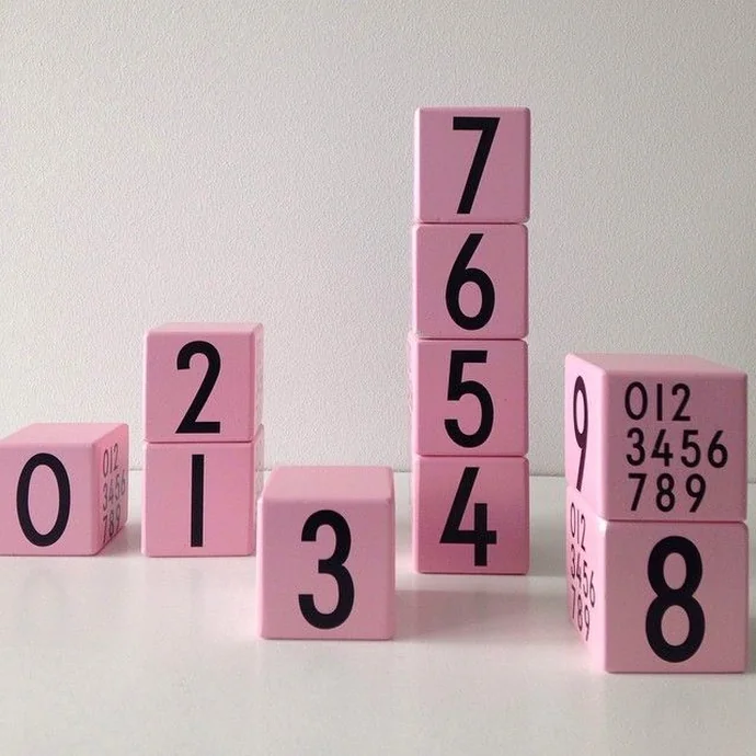 Dřevěné kostky Design Letters - Pink