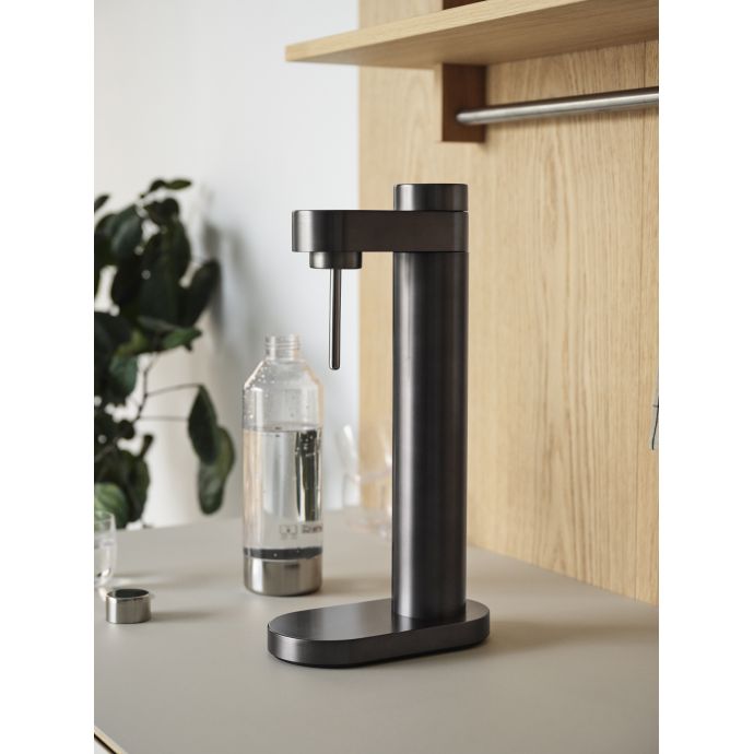 Výrobník perlivé vody s lahví Brus Stelton Black Metallic