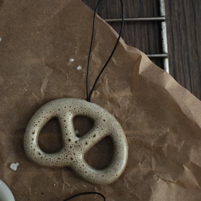 Keramická ozdoba Pretzel Beige