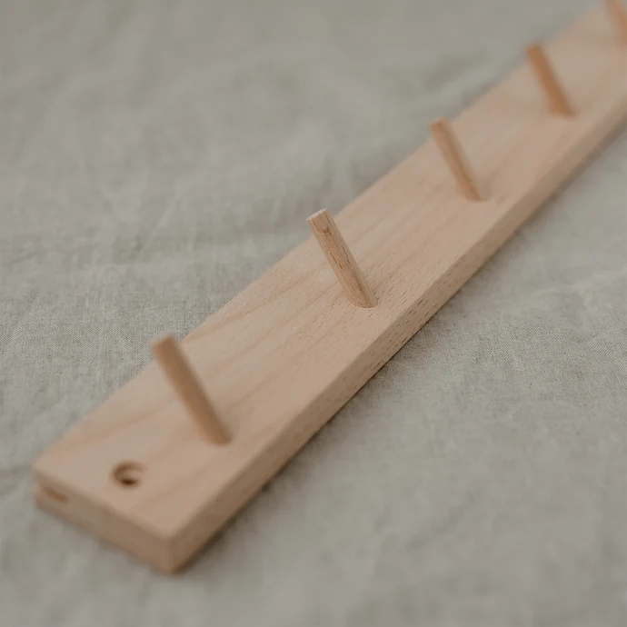 Dřevěný věšák se stojánkem na karty 42 cm