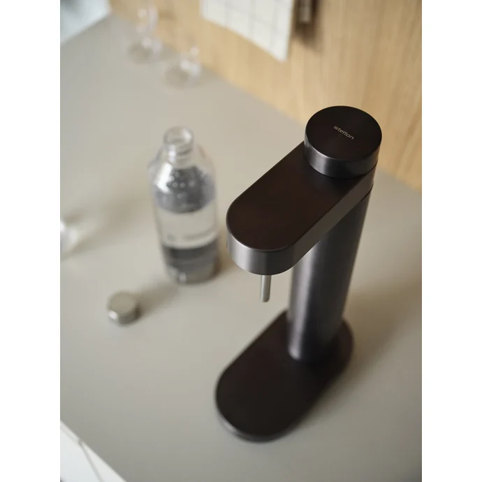 Výrobník perlivé vody s lahví Brus Stelton Black Metallic