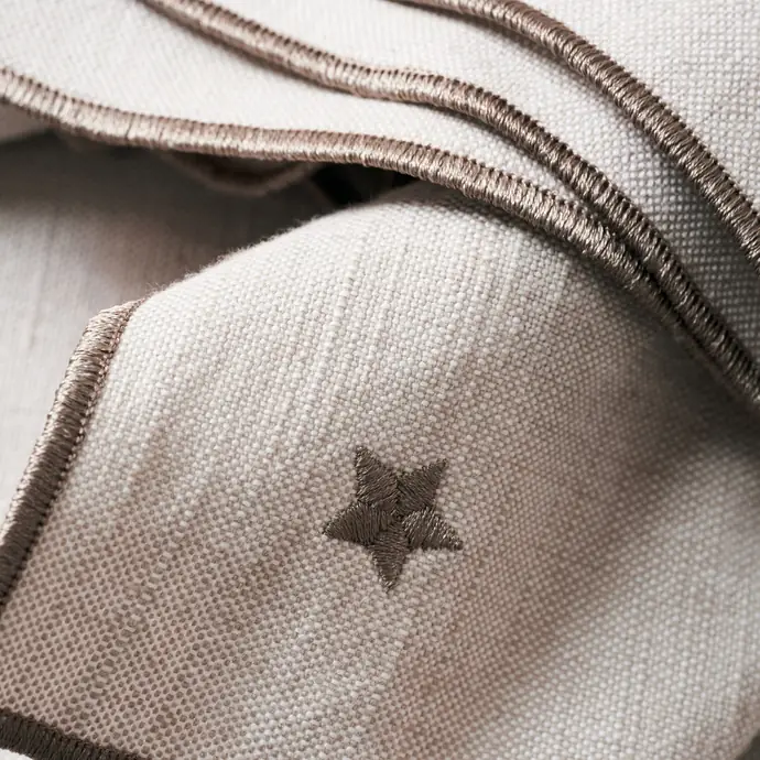 Bavlněný ubrus Twinkle Taupe 240x140 cm